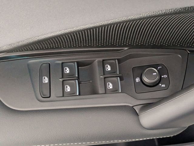 Used 2026 Volkswagen Tiguan SE R-Line image 12