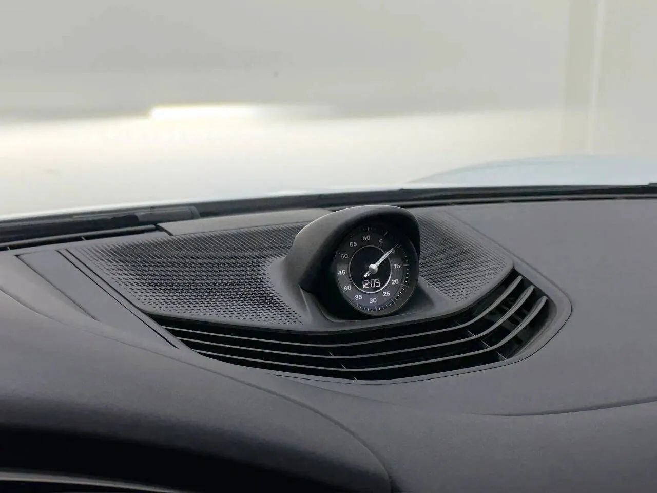 Used 2021 Porsche Taycan Turbo S AWD/4WD image 31