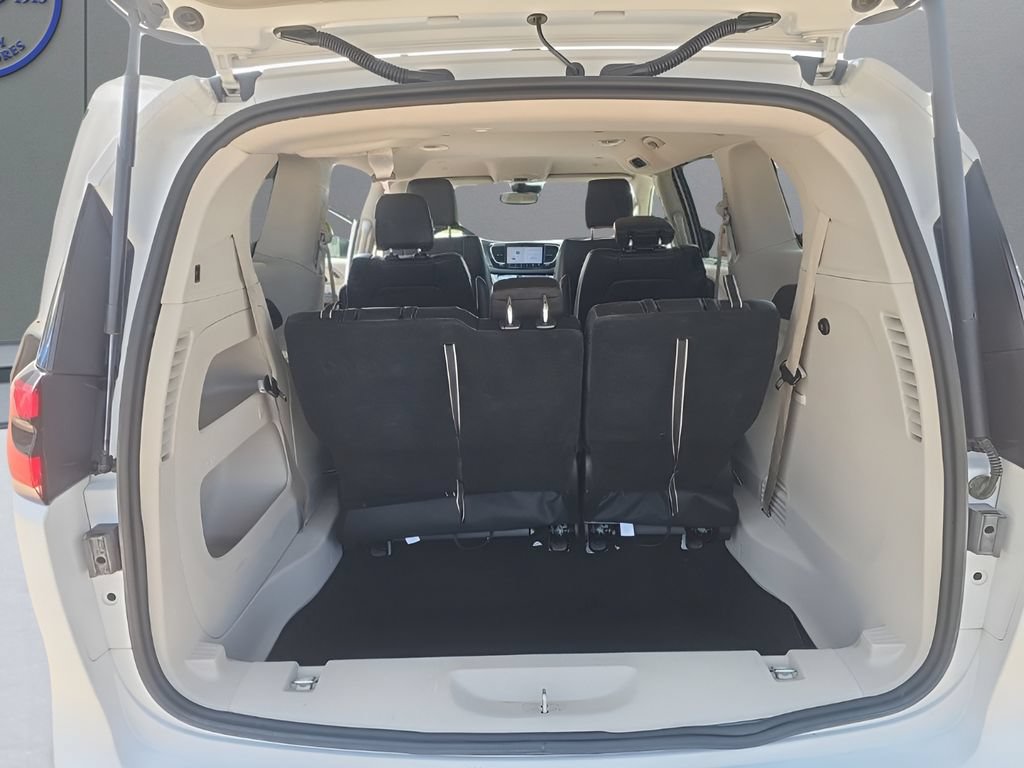 Used 2023 Chrysler Pacifica Touring-L FWD image 18