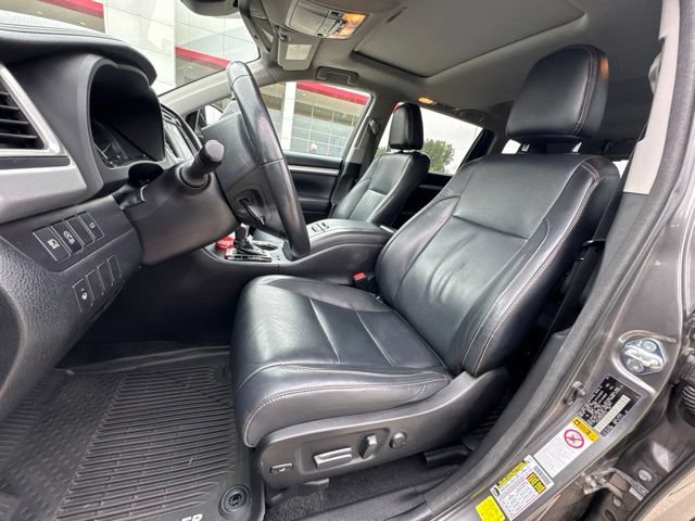 Used 2017 Toyota Highlander XLE w/ Protection Package #3 AWD/4WD image 46
