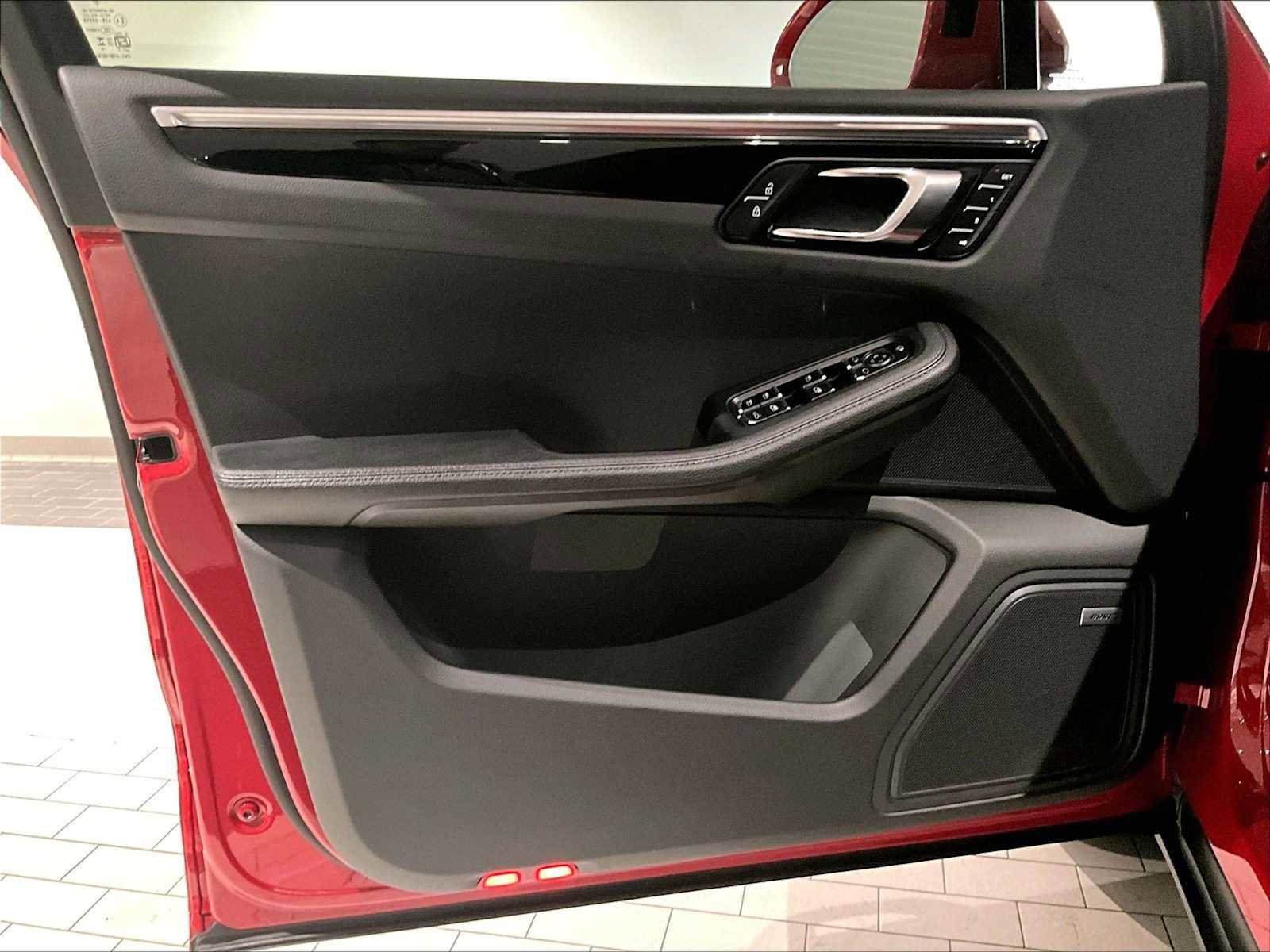 Used 2024 Porsche Macan image 26