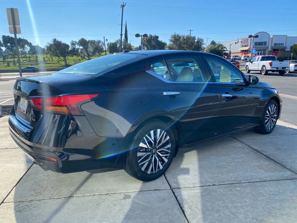 Used 2023 Nissan Altima 2.5 SV w/ SV Premium Package image 9