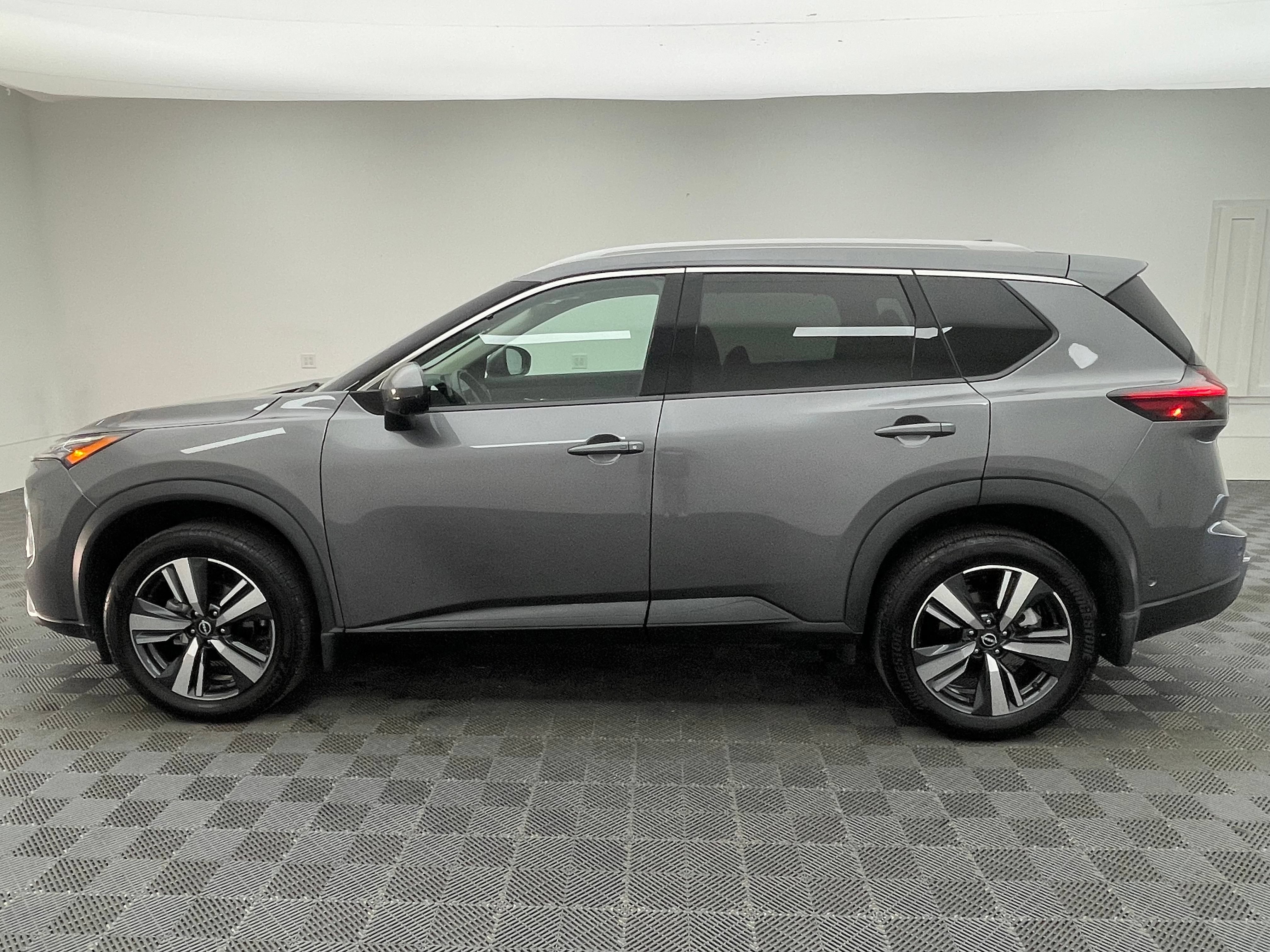 Used 2024 Nissan Rogue SL w/ SL Premium Package FWD image 12