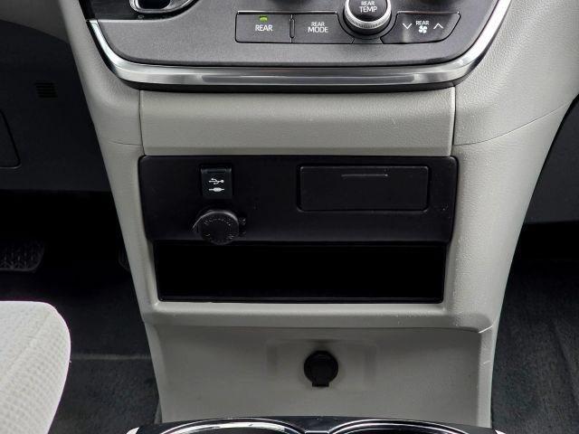 Used 2019 Toyota Sienna LE w/ LE Preferred Package FWD image 22