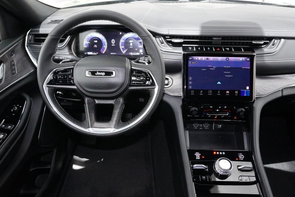 Used 2024 Jeep Grand Cherokee Overland w/ Luxury Tech Group IV AWD/4WD image 23
