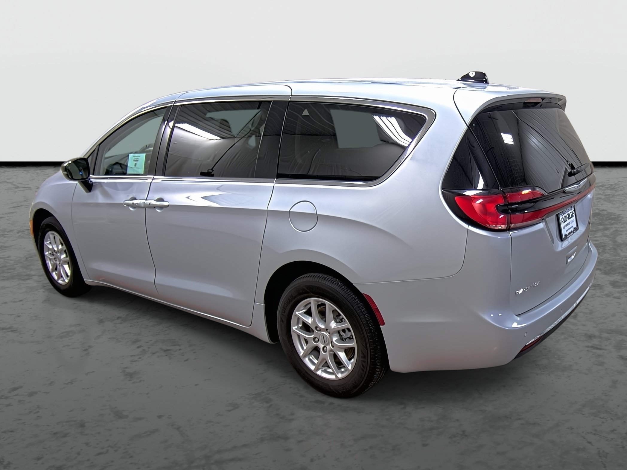 Used 2024 Chrysler Pacifica Touring-L FWD image 2