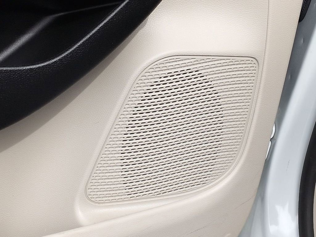 Used 2023 Chrysler Voyager LX image 33