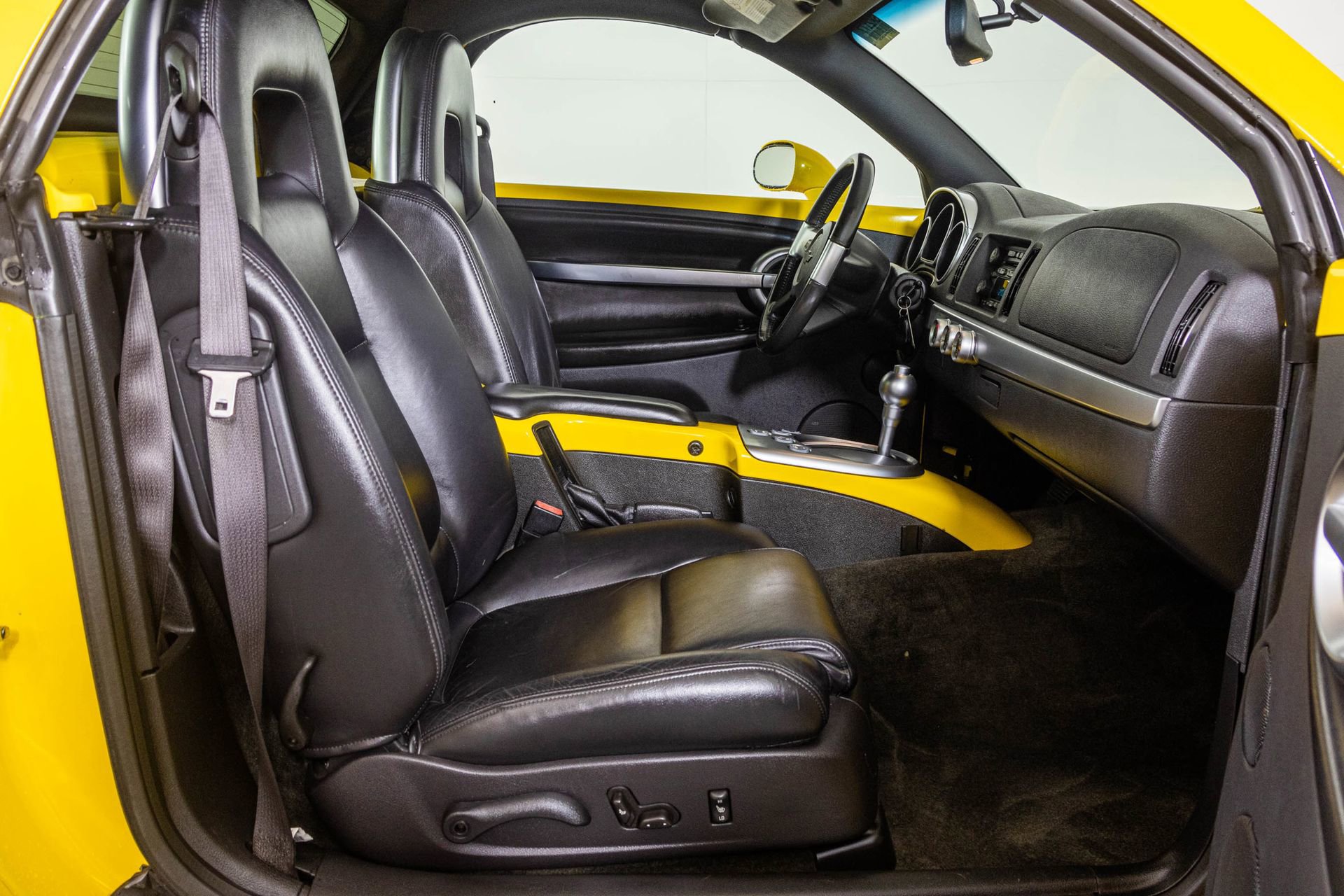 Used 2004 Chevrolet SSR w/ Preferred Equipment Group RWD image 38