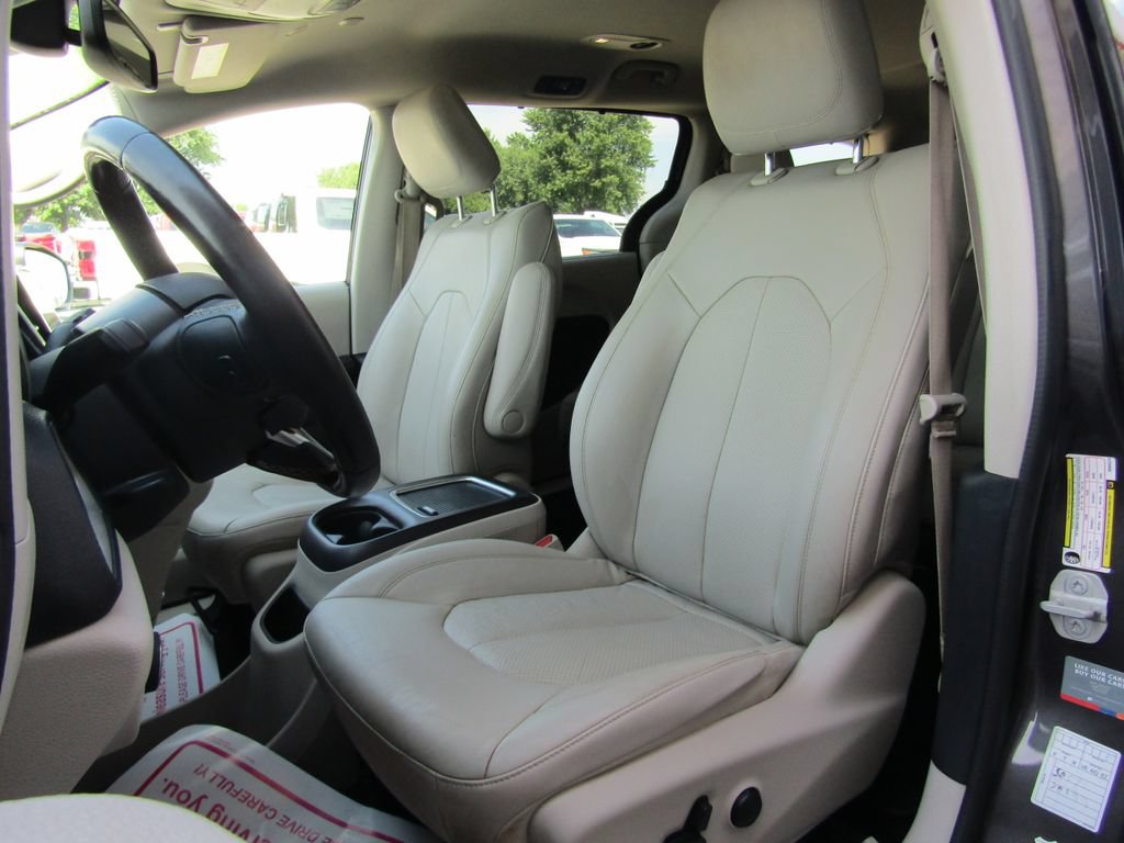 Used 2021 Chrysler Pacifica Touring-L FWD image 22