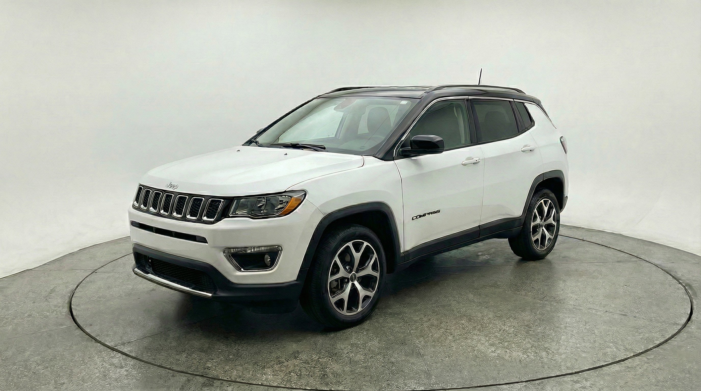 Used 2025 Jeep Compass Limited AWD/4WD image 3