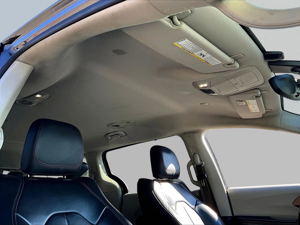 Used 2017 Chrysler Pacifica Touring-L image 19