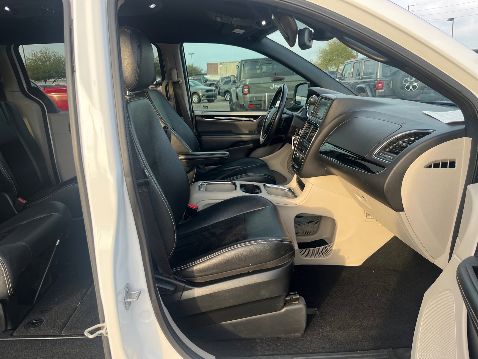 Used 2018 Dodge Grand Caravan SXT w/ Driver Convenience Group image 19