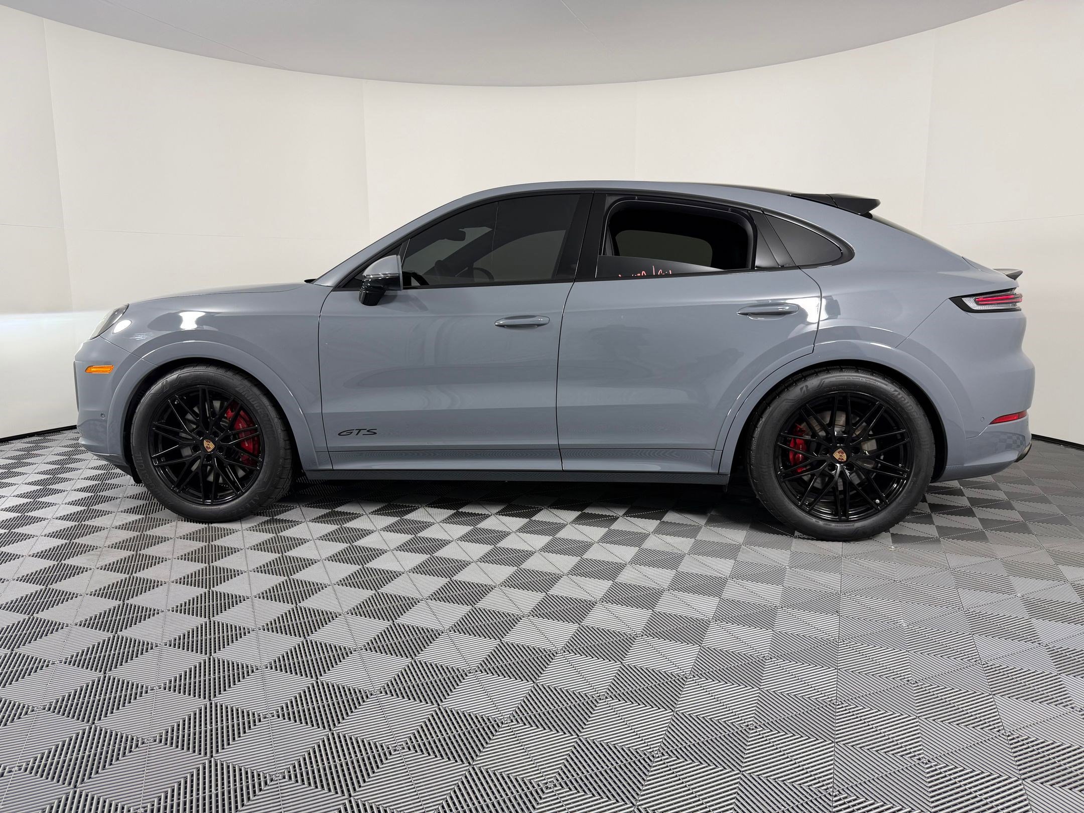 Certified 2025 Porsche Cayenne GTS image 2