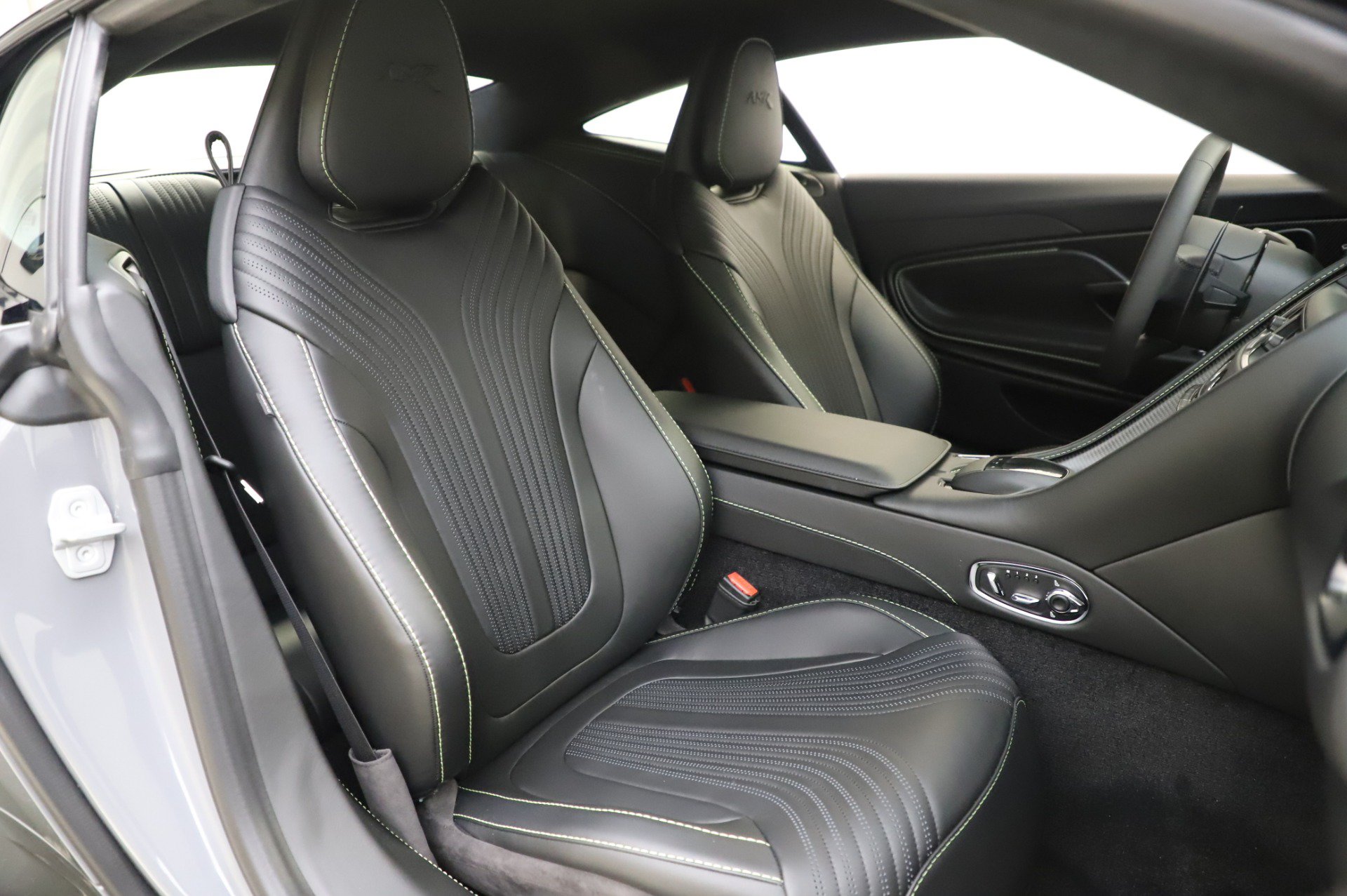 Used 2020 Aston Martin DB11 AMR RWD image 21