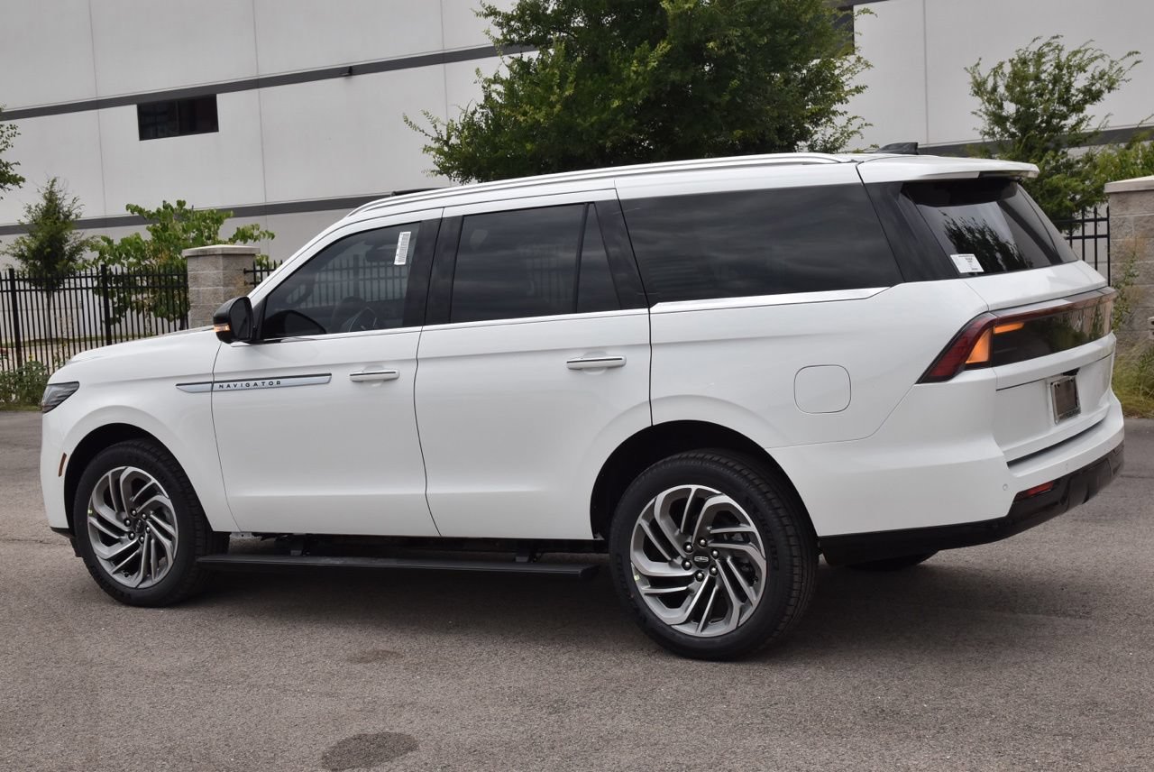 New 2026 Lincoln Navigator Reserve AWD/4WD image 10