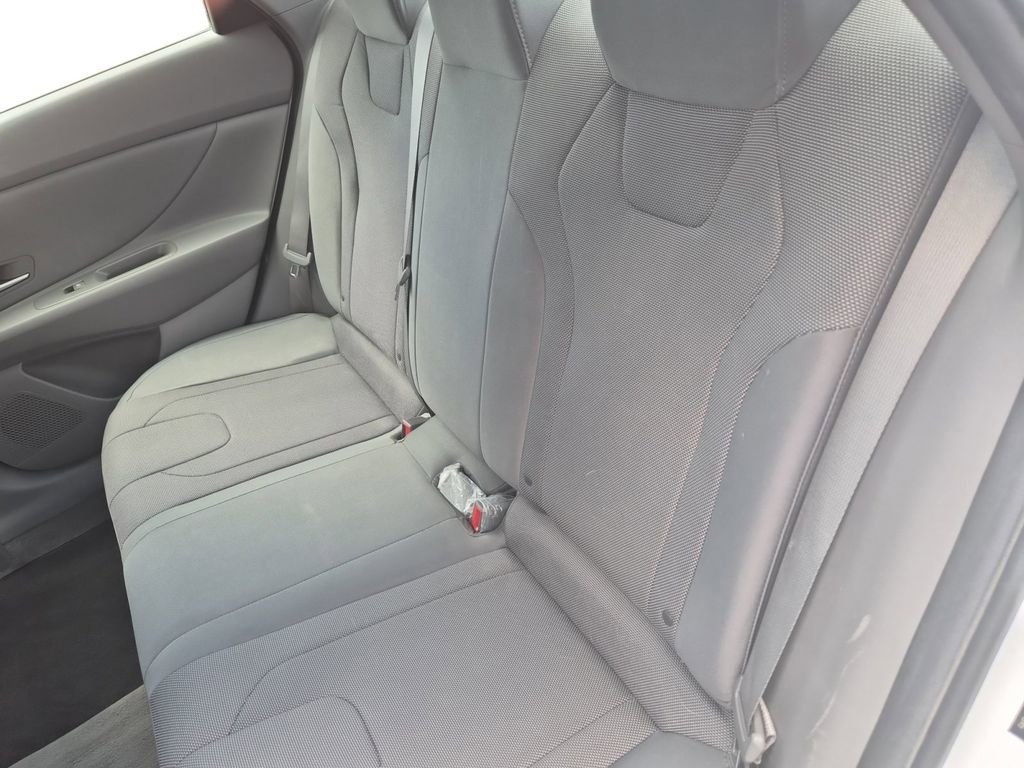 Used 2022 Hyundai Elantra SE FWD image 13