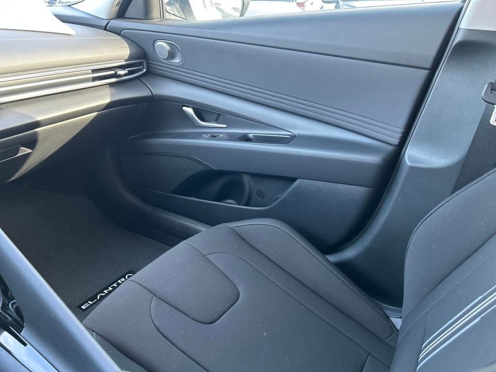 Used 2025 Hyundai Elantra SEL image 21