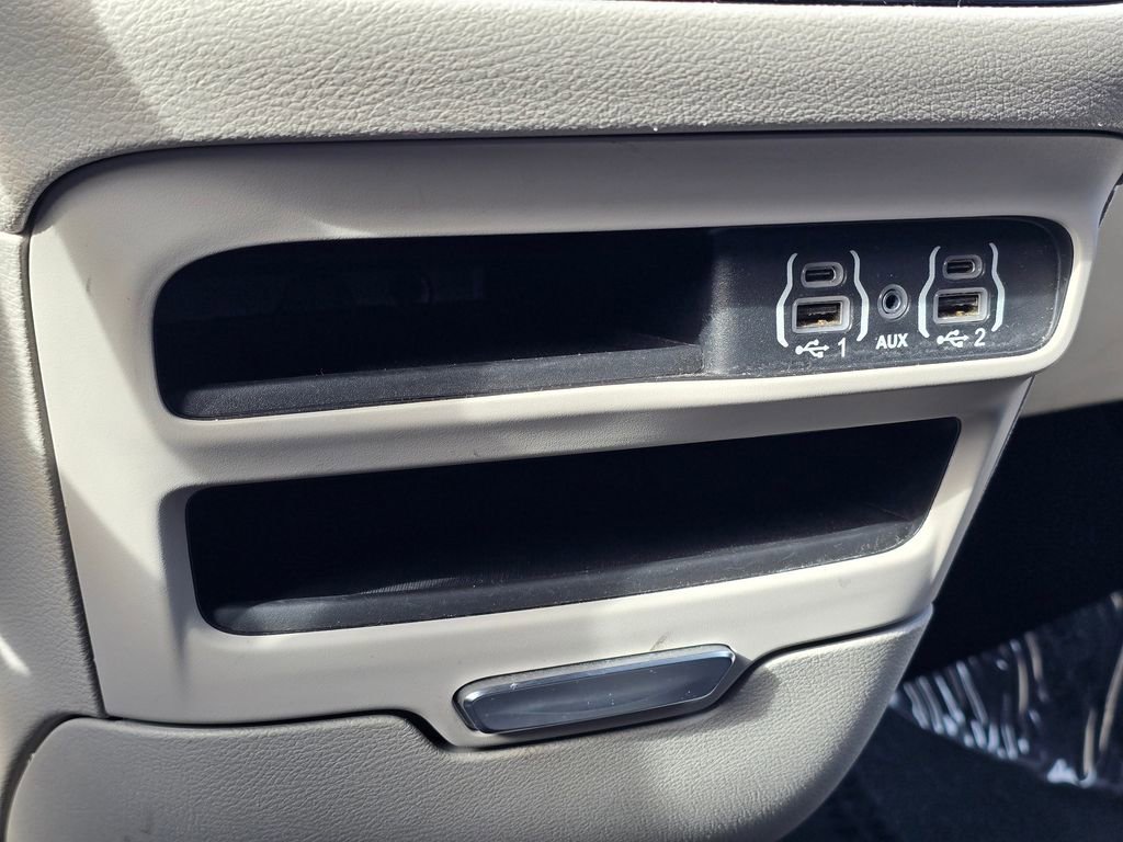 Used 2023 Chrysler Voyager LX image 31