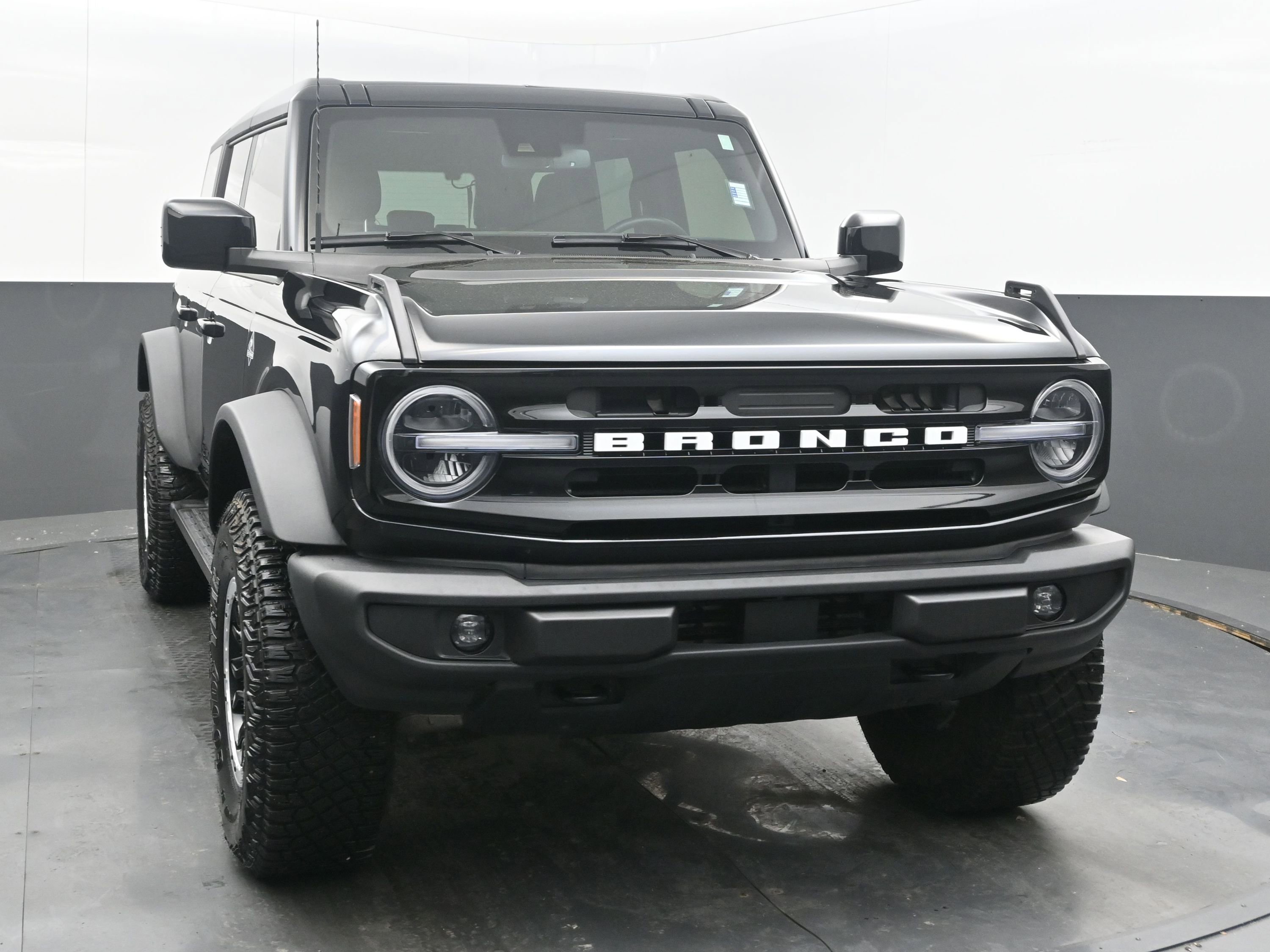 Used 2024 Ford Bronco Outer Banks w/ Sasquatch Package AWD/4WD image 3