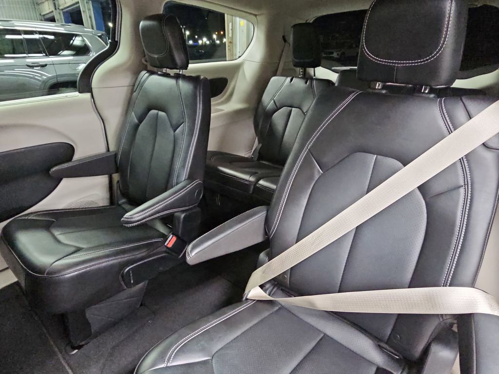 Used 2024 Chrysler Pacifica Touring-L image 14