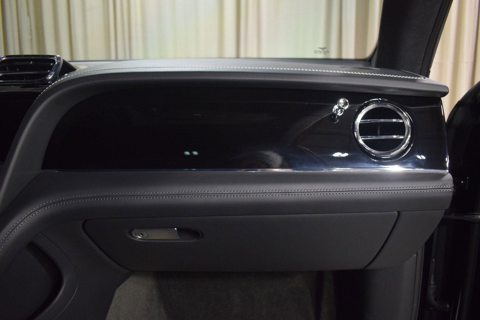 Used 2023 Bentley Bentayga image 25