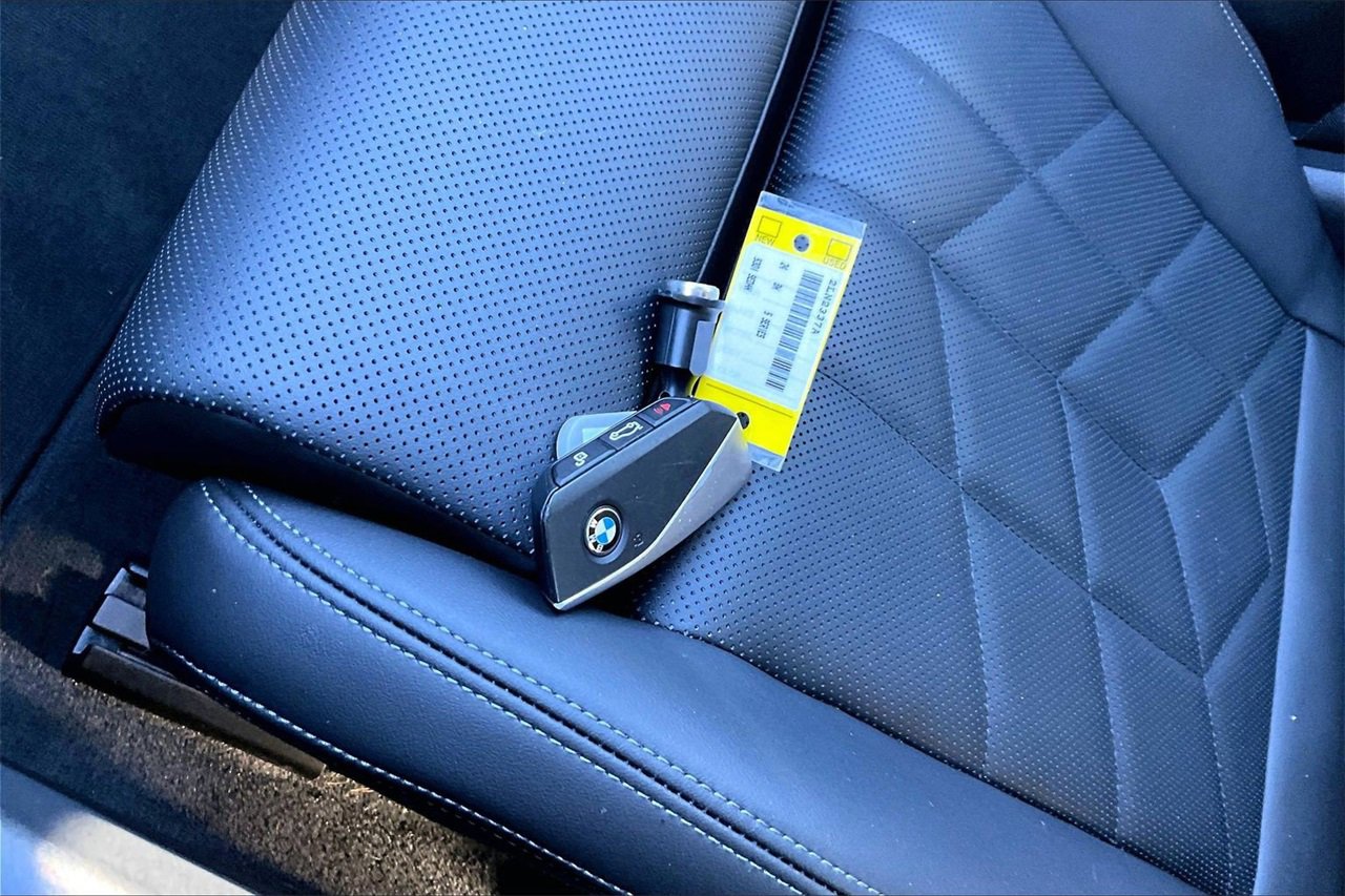 Used 2024 BMW 530i w/ Premium Package image 33