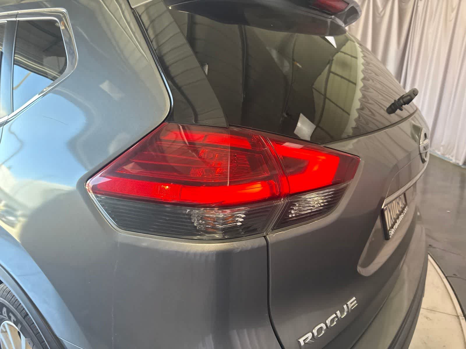 Used 2017 Nissan Rogue SV FWD image 9