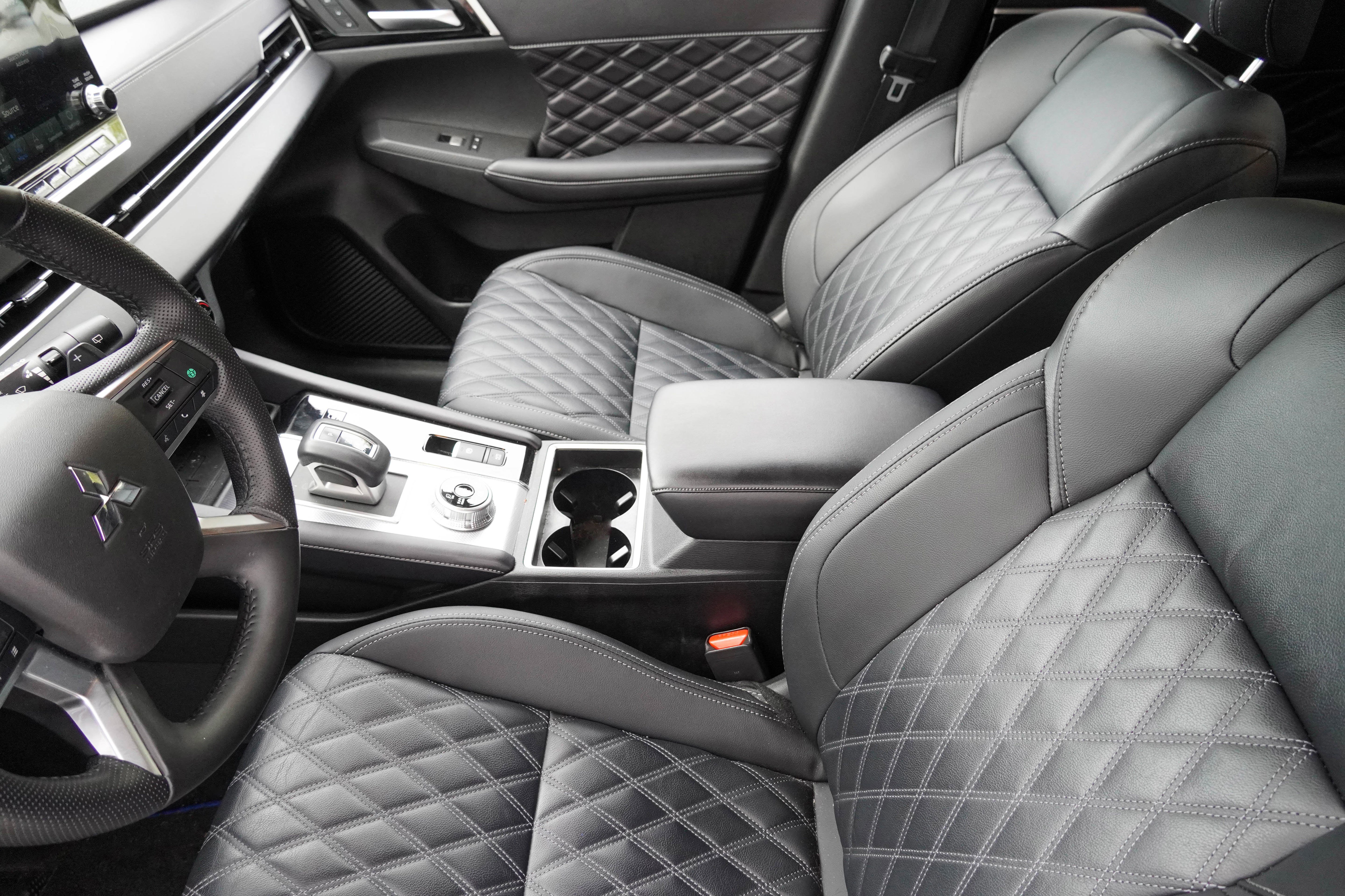 Used 2024 Mitsubishi Outlander 4WD Plug-In Hybrid image 12