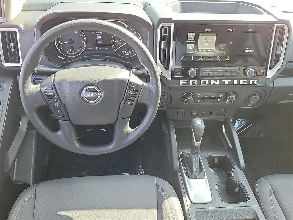 Used 2025 Nissan Frontier SV image 3