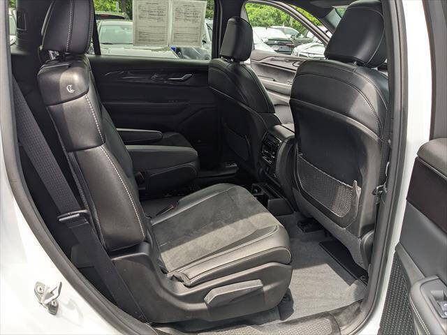 Used 2023 Jeep Grand Cherokee L Laredo AWD/4WD image 17