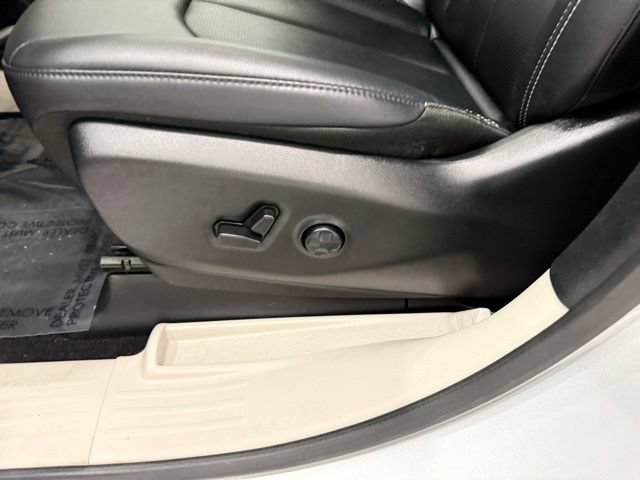 Used 2024 Chrysler Pacifica Touring-L AWD/4WD image 13
