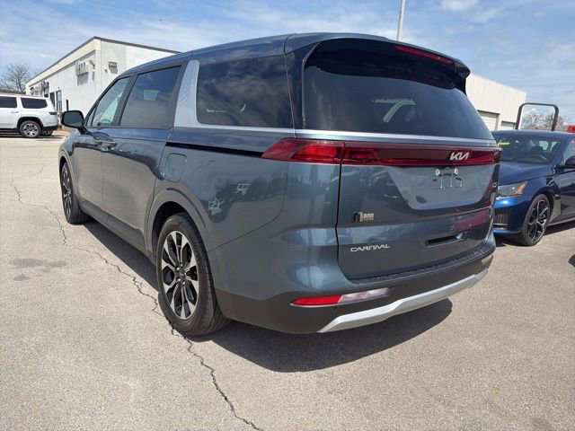 Used 2023 Kia Carnival EX image 7