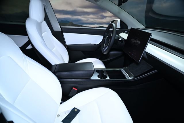 Used 2022 Tesla Model Y Long Range image 40