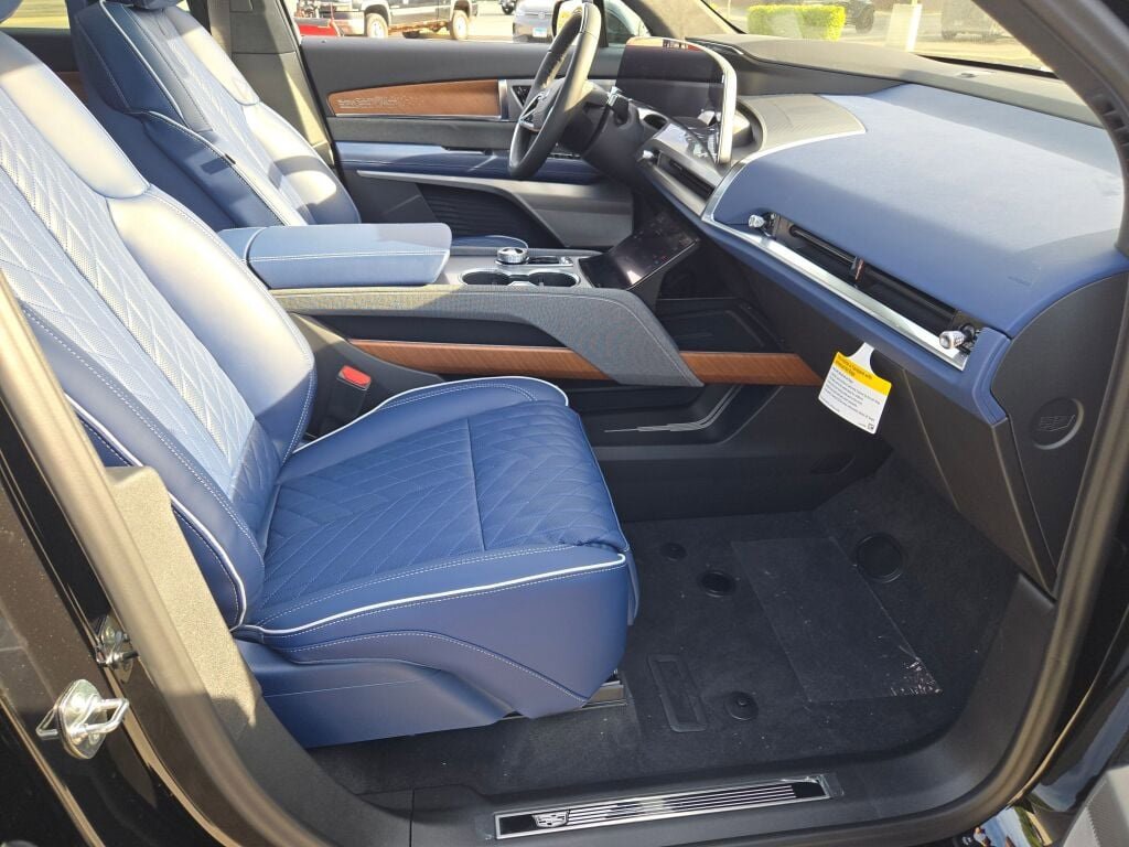 New 2026 Cadillac Vistiq Premium Luxury w/ LPO, Floor Liner Package image 7