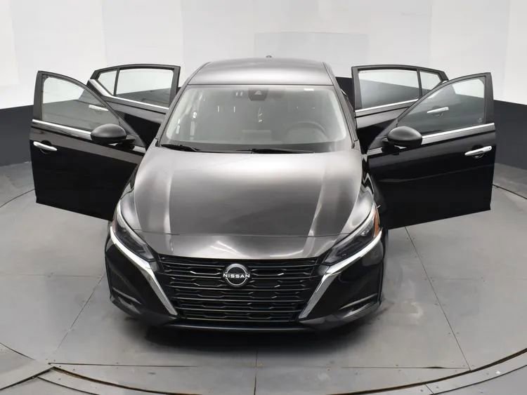 Used 2025 Nissan Altima 2.5 SV image 10