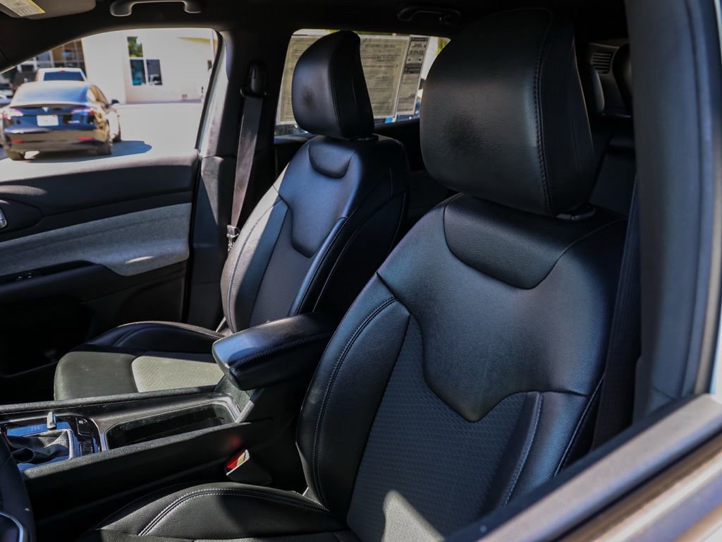 Used 2024 Jeep Compass Latitude image 15