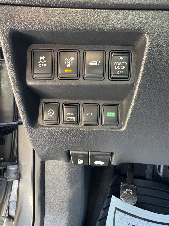 Used 2017 Nissan Rogue SV w/ SV Premium Package image 15