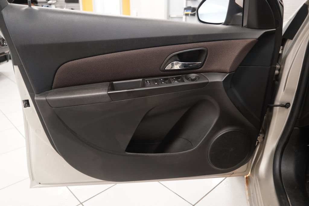 Used 2015 Chevrolet Cruze LT FWD image 16