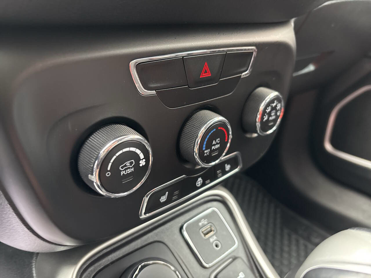 Used 2018 Jeep Compass Latitude w/ Cold Weather Group image 16