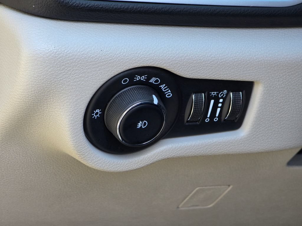 Used 2024 Chrysler Pacifica Touring-L FWD image 36