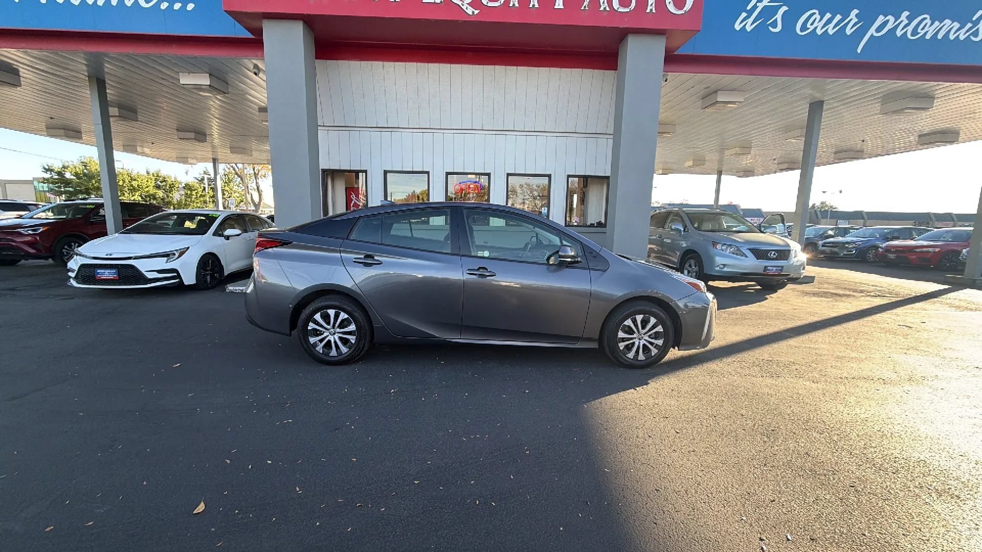 Used 2020 Toyota Prius LE AWD/4WD image 8