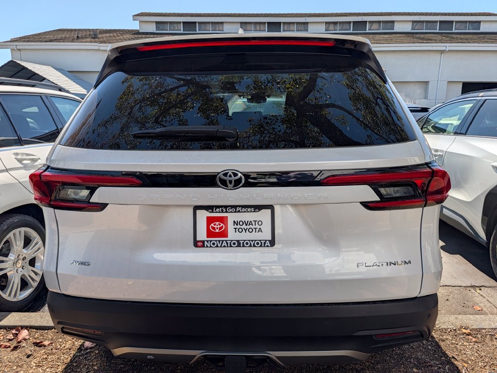 Used 2024 Toyota Grand Highlander AWD image 3