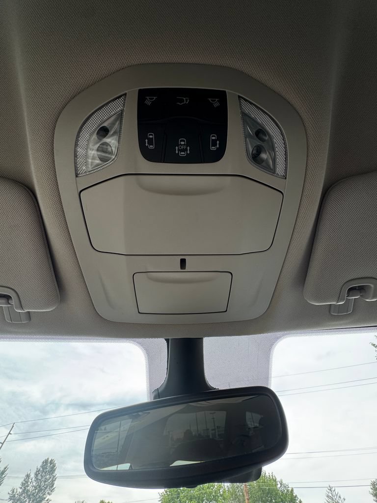 Used 2023 Chrysler Pacifica Touring-L FWD image 21
