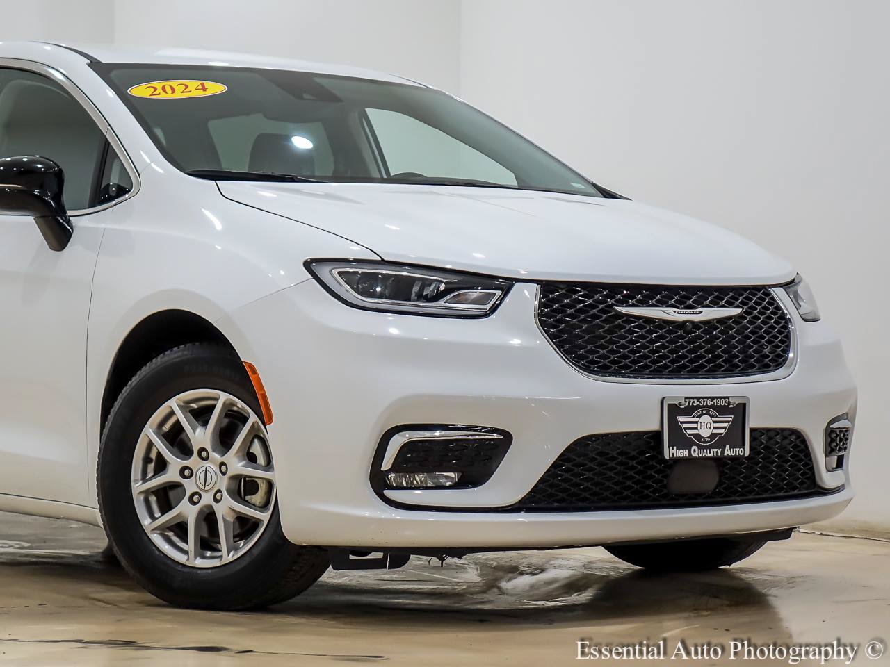 Used 2024 Chrysler Pacifica Touring-L FWD image 2