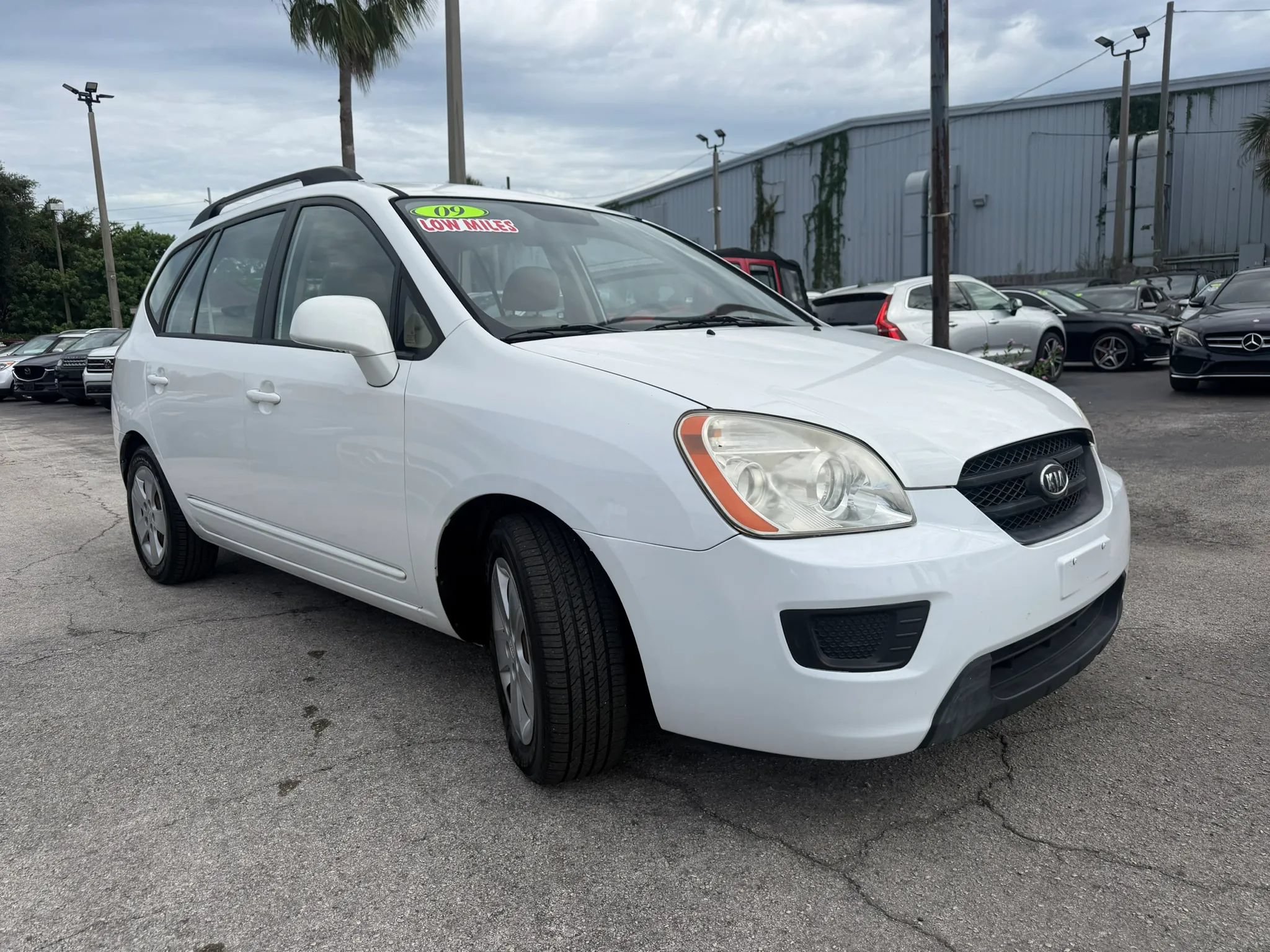Used 2009 Kia Rondo LX FWD image 3