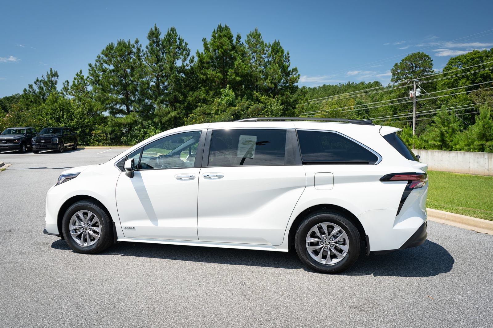 Used 2021 Toyota Sienna XLE w/ XLE Plus Package AWD/4WD image 7