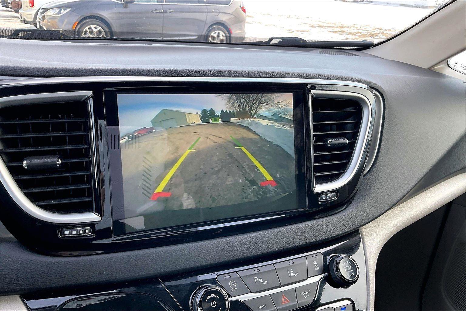 Used 2023 Chrysler Pacifica Touring-L image 21