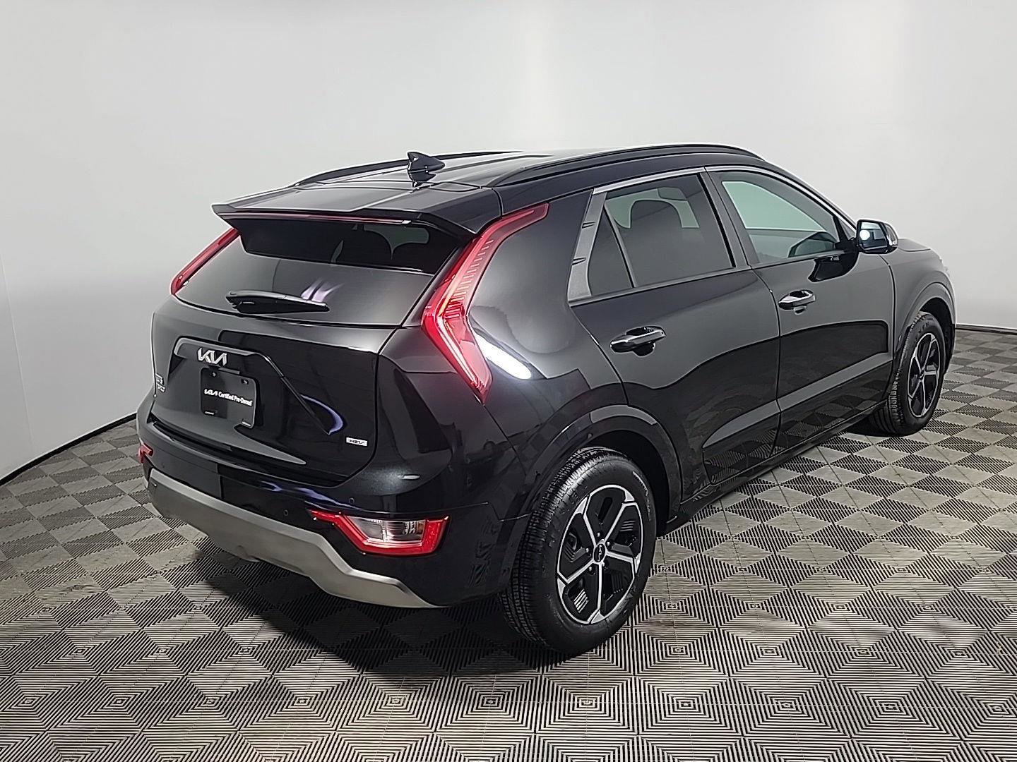 Used 2025 Kia Niro SX image 4