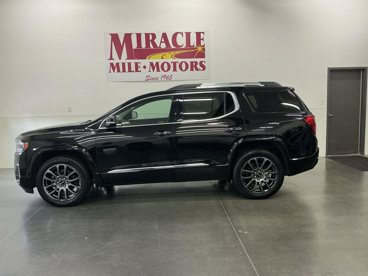 Used 2023 GMC Acadia Denali w/ Black Diamond Edition AWD/4WD image 2