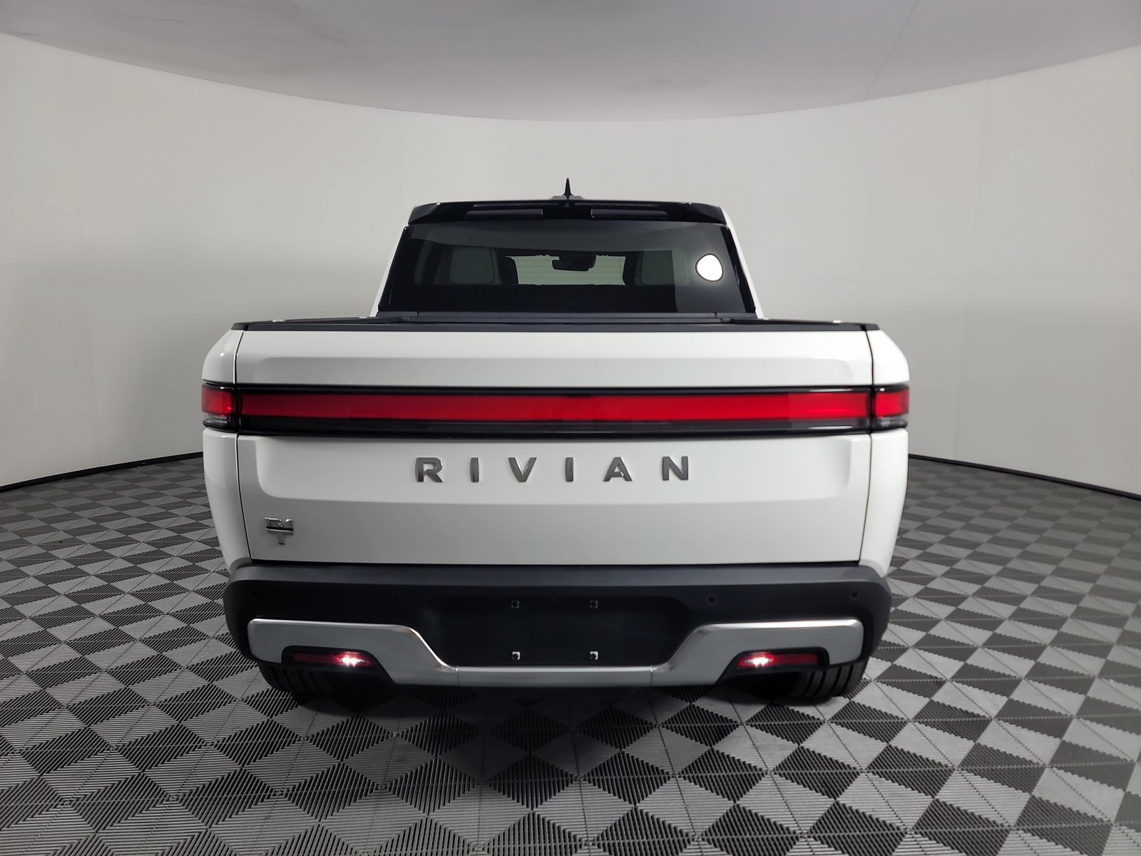 Used 2023 Rivian R1T Adventure Dual AWD/4WD image 4